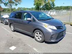 5TDKZ3DC3JS913693 2018 TOYOTA SIENNA