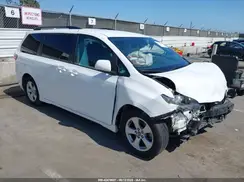 5TDKZ3DC3JS913810 2018 TOYOTA SIENNA