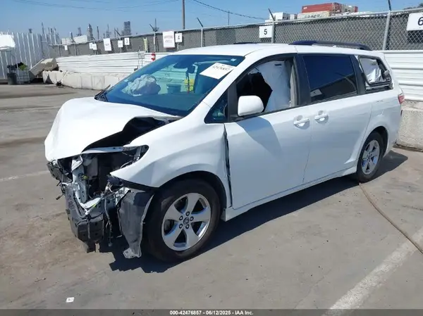 5TDKZ3DC3JS913810 2018 TOYOTA SIENNA - Image 2