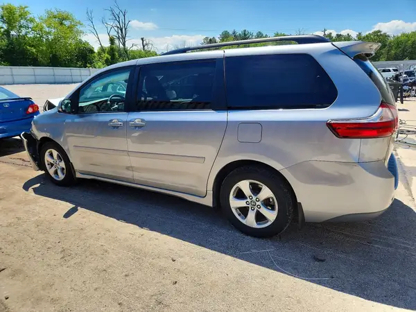 5TDKZ3DC3JS914116 2018 TOYOTA SIENNA - Image 2