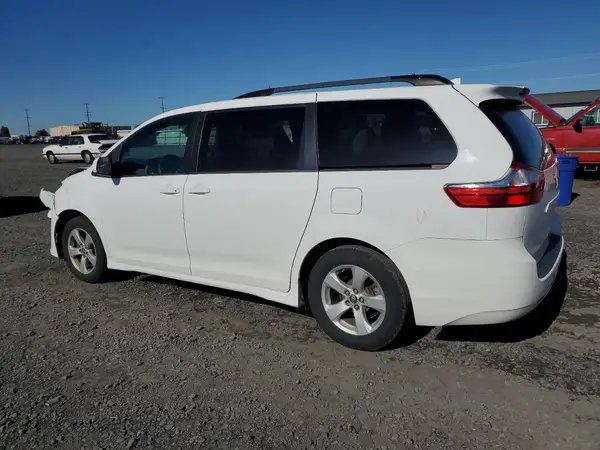 5TDKZ3DC3JS917596 2018 TOYOTA SIENNA - Image 2