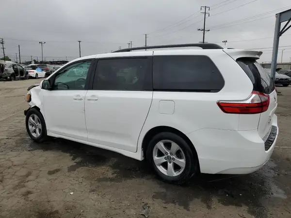 5TDKZ3DC3JS918652 2018 TOYOTA SIENNA - Image 2