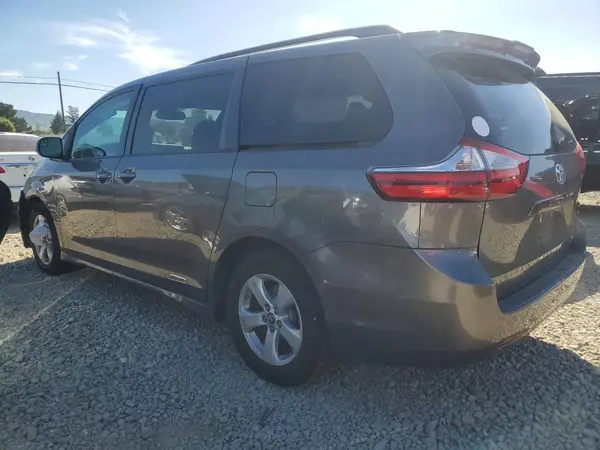 5TDKZ3DC3JS919705 2018 TOYOTA SIENNA - Image 2