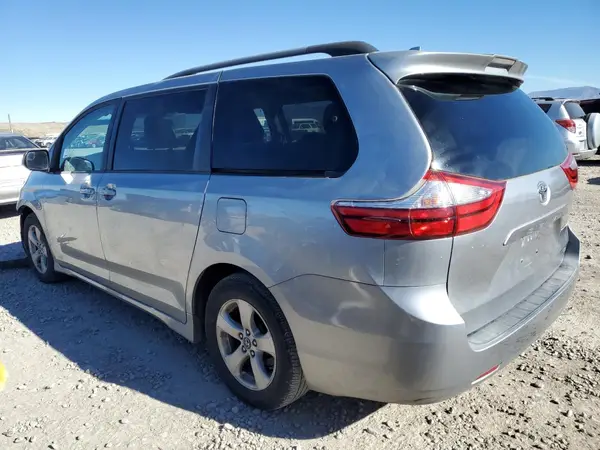 5TDKZ3DC3JS920174 2018 TOYOTA SIENNA - Image 2
