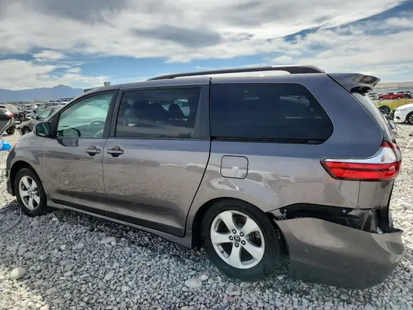 5TDKZ3DC3JS920966 2018 TOYOTA SIENNA - Image 2