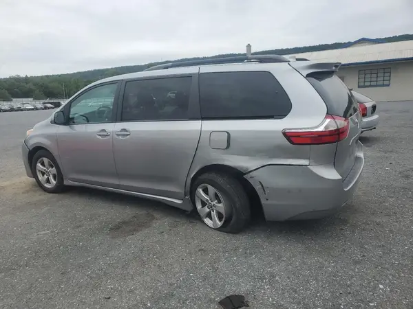 5TDKZ3DC3JS923866 2018 TOYOTA SIENNA - Image 2