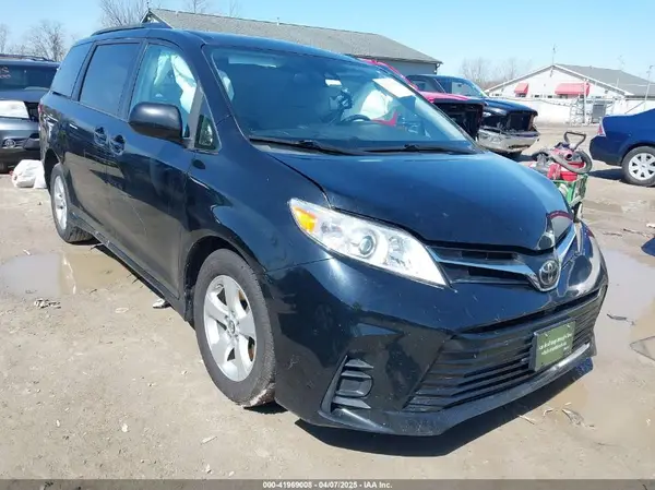 5TDKZ3DC3JS926847 2018 TOYOTA SIENNA - Image 1