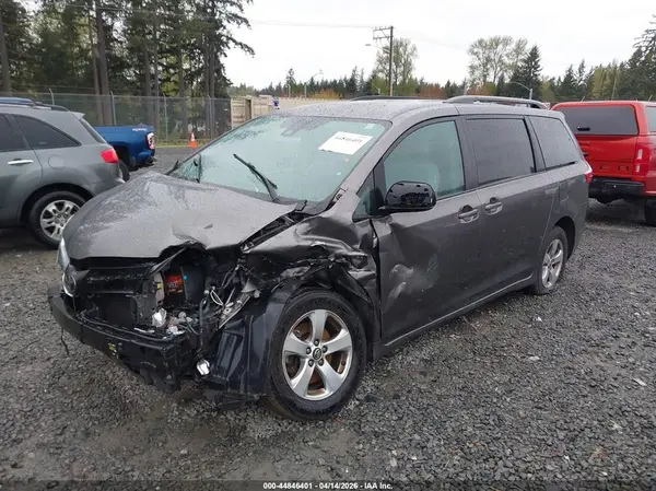 5TDKZ3DC3JS927612 2018 TOYOTA SIENNA - Image 2