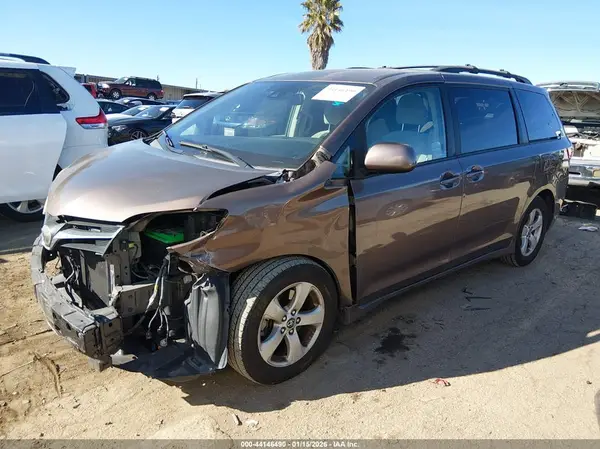 5TDKZ3DC3JS931191 2018 TOYOTA SIENNA - Image 2