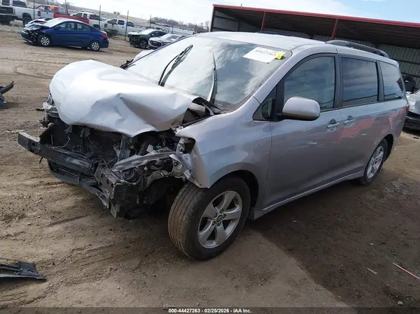 5TDKZ3DC3JS931675 2018 TOYOTA SIENNA - Image 2