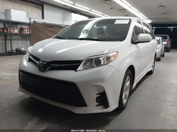 5TDKZ3DC3JS933846 2018 TOYOTA SIENNA - Image 2