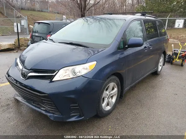 5TDKZ3DC3JS934740 2018 TOYOTA SIENNA - Image 2