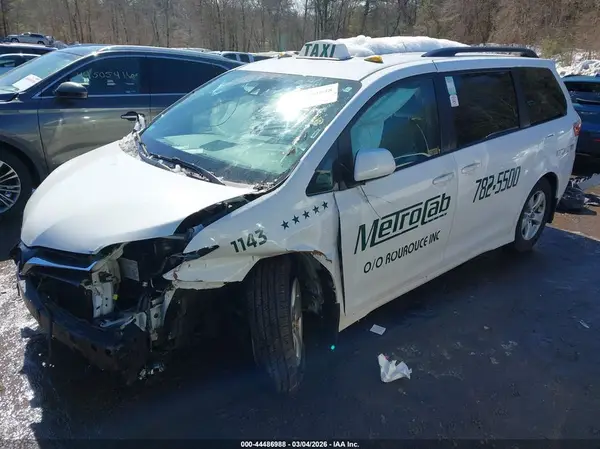 5TDKZ3DC3JS936004 2018 TOYOTA SIENNA - Image 2