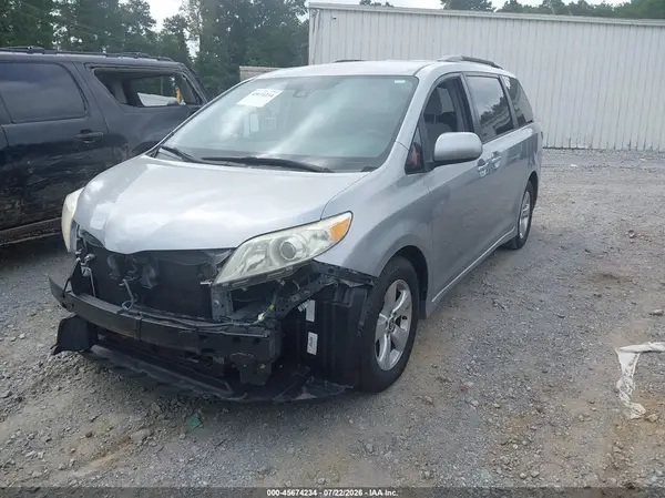 5TDKZ3DC3JS938349 2018 TOYOTA SIENNA - Image 2
