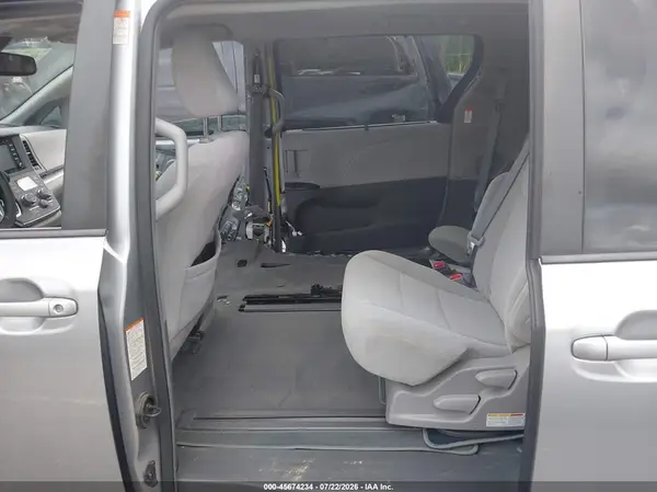 5TDKZ3DC3JS938349 2018 TOYOTA SIENNA - Image 8