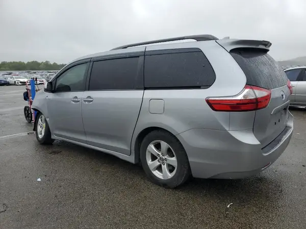 5TDKZ3DC3JS938898 2018 TOYOTA SIENNA - Image 2