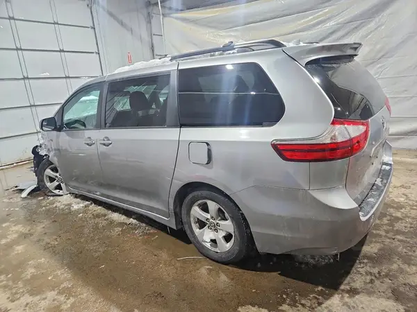 5TDKZ3DC3JS939369 2018 TOYOTA SIENNA - Image 2