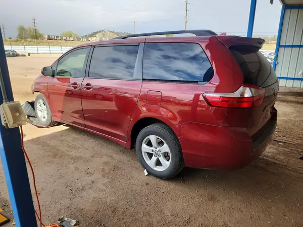 5TDKZ3DC3JS939839 2018 TOYOTA SIENNA - Image 2