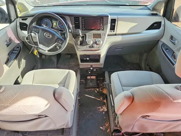 5TDKZ3DC3JS939839 2018 TOYOTA SIENNA - Image 8