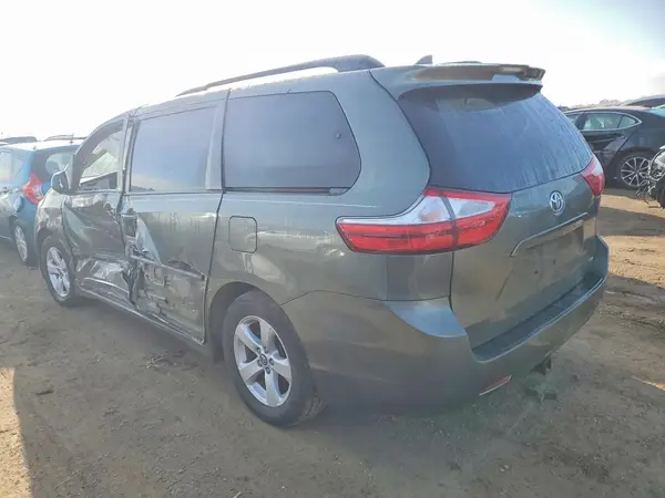 5TDKZ3DC3JS941512 2018 TOYOTA SIENNA - Image 2