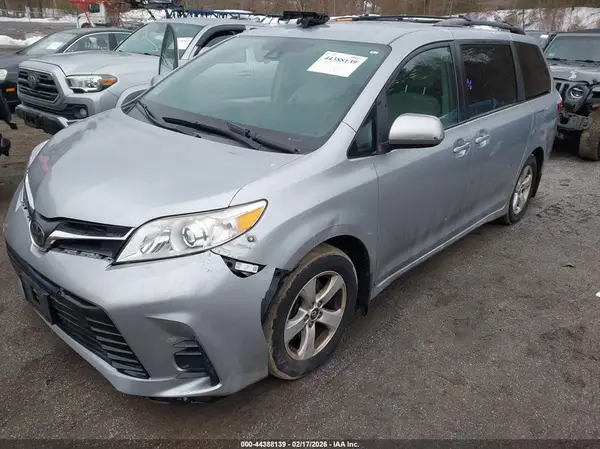 5TDKZ3DC3JS951361 2018 TOYOTA SIENNA - Image 2