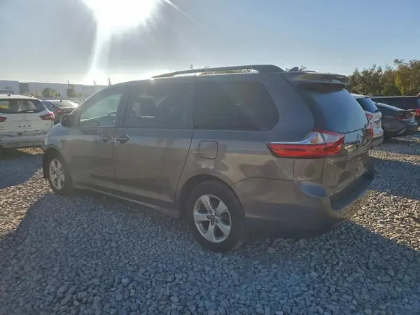 5TDKZ3DC3JS954972 2018 TOYOTA SIENNA - Image 2