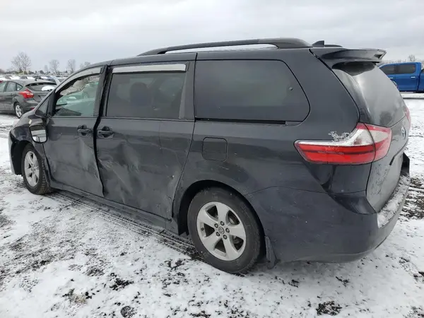 5TDKZ3DC3JS957502 2018 TOYOTA SIENNA - Image 2