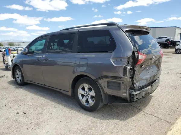 5TDKZ3DC3JS958245 2018 TOYOTA SIENNA - Image 2