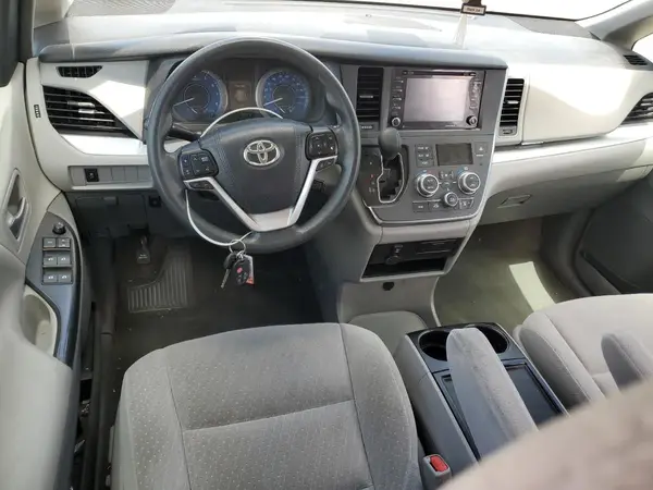 5TDKZ3DC3JS958245 2018 TOYOTA SIENNA - Image 8
