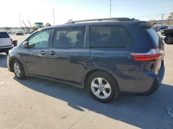 5TDKZ3DC3JS961968 2018 TOYOTA SIENNA - Image 2