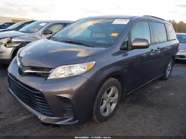 5TDKZ3DC3KS003902 2019 TOYOTA SIENNA - Image 2