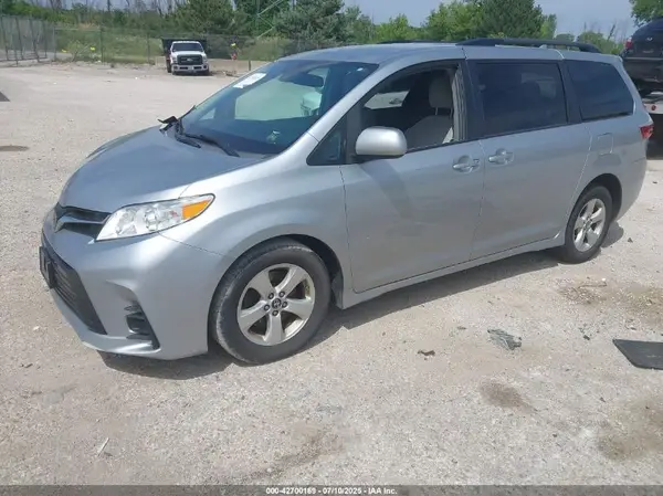 5TDKZ3DC3KS006914 2019 TOYOTA SIENNA - Image 2