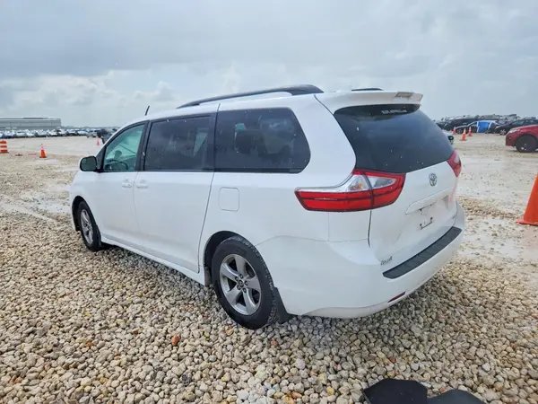 5TDKZ3DC3KS010624 2019 TOYOTA SIENNA - Image 2