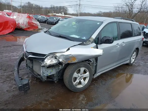 5TDKZ3DC3KS011501 2019 TOYOTA SIENNA - Image 2