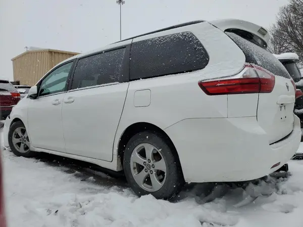 5TDKZ3DC3KS011823 2019 TOYOTA SIENNA - Image 2