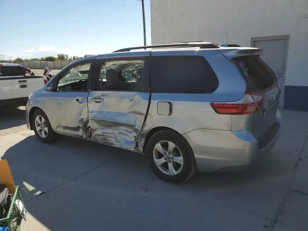 5TDKZ3DC3KS011952 2019 TOYOTA SIENNA - Image 2