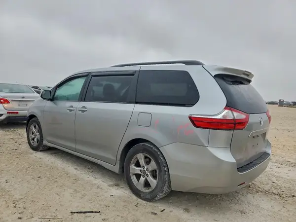 5TDKZ3DC3KS015452 2019 TOYOTA SIENNA - Image 2