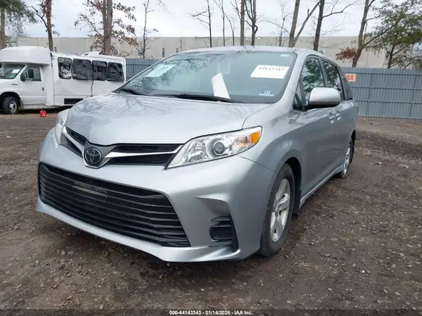 5TDKZ3DC3KS974432 2019 TOYOTA SIENNA - Image 2