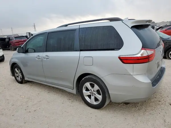 5TDKZ3DC3KS976374 2019 TOYOTA SIENNA - Image 2