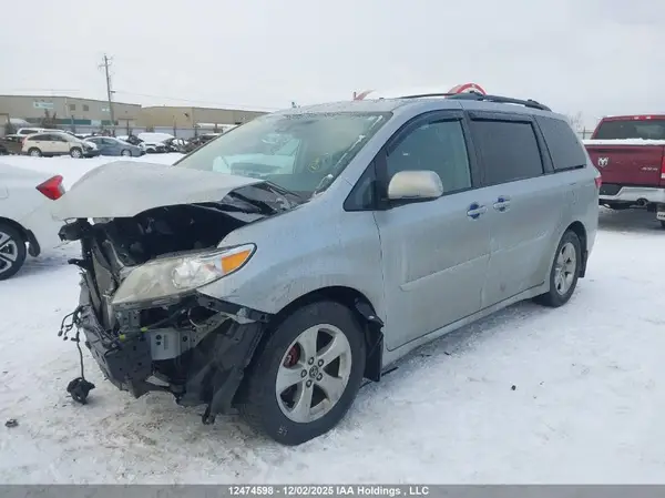 5TDKZ3DC3KS978352 2019 TOYOTA SIENNA - Image 2