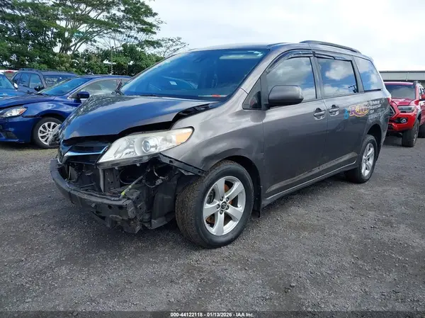 5TDKZ3DC3KS990324 2019 TOYOTA SIENNA - Image 2