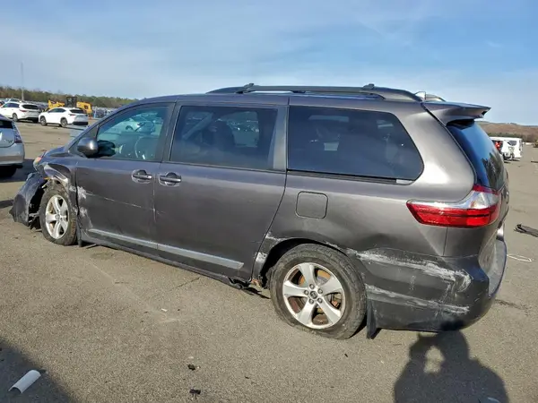 5TDKZ3DC3KS995491 2019 TOYOTA SIENNA - Image 2