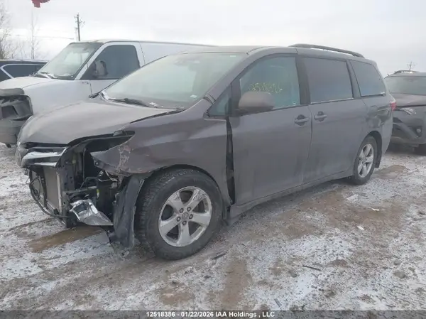 5TDKZ3DC3KS998732 2019 TOYOTA SIENNA - Image 2
