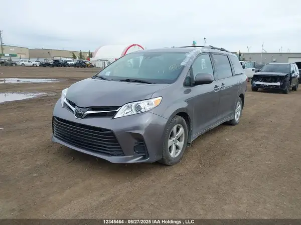 5TDKZ3DC3LS038084 2020 TOYOTA SIENNA - Image 2