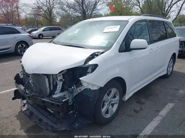 5TDKZ3DC3LS043379 2020 TOYOTA SIENNA - Image 2