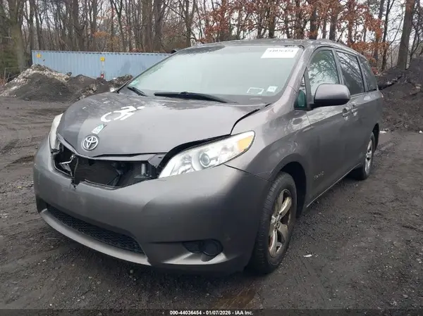 5TDKZ3DC4HS766908 2017 TOYOTA SIENNA - Image 2