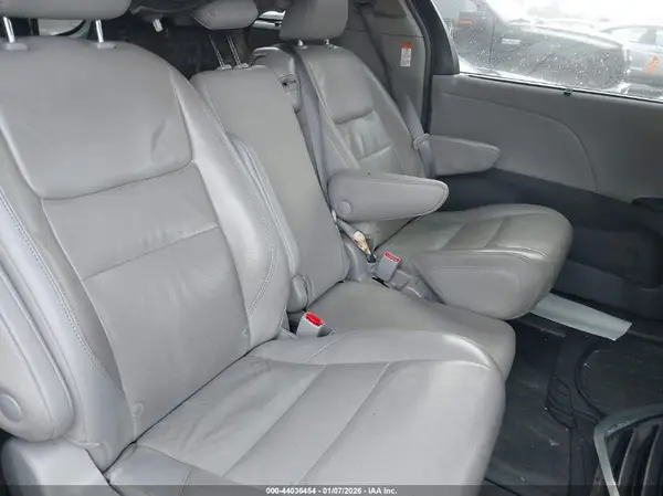 5TDKZ3DC4HS766908 2017 TOYOTA SIENNA - Image 8