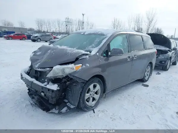 5TDKZ3DC4HS769016 2017 TOYOTA SIENNA - Image 2