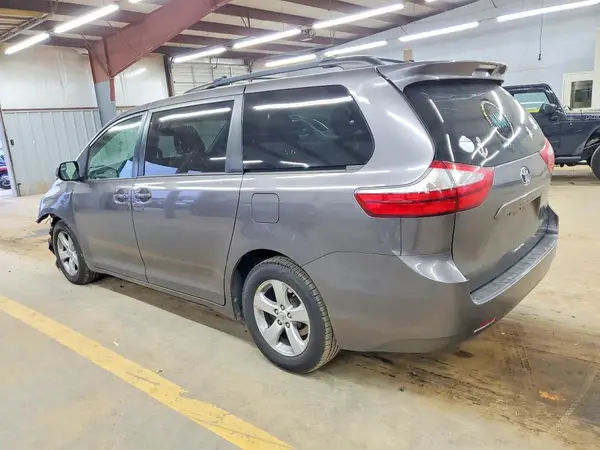 5TDKZ3DC4HS775883 2017 TOYOTA SIENNA - Image 2