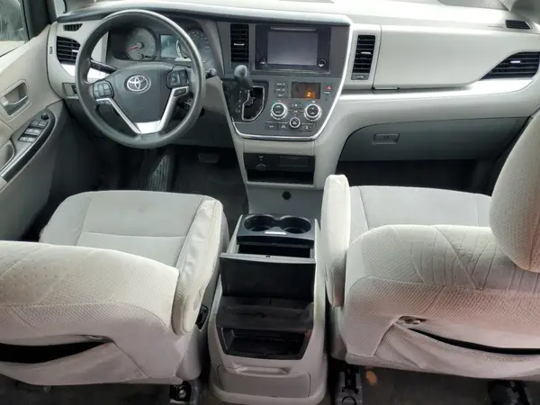 5TDKZ3DC4HS776029 2017 TOYOTA SIENNA - Image 8